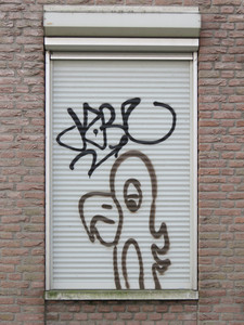 829150 Afbeelding van graffiti van een papegaai op een rolluik aan de zijgevel van het pand Willem Dreeslaan 55 te Utrecht.